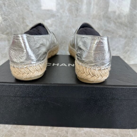 Chanel Metallic Silver Laminated Leather CC Logo Espadrille Flats Size 38 - Picture 7 of 8